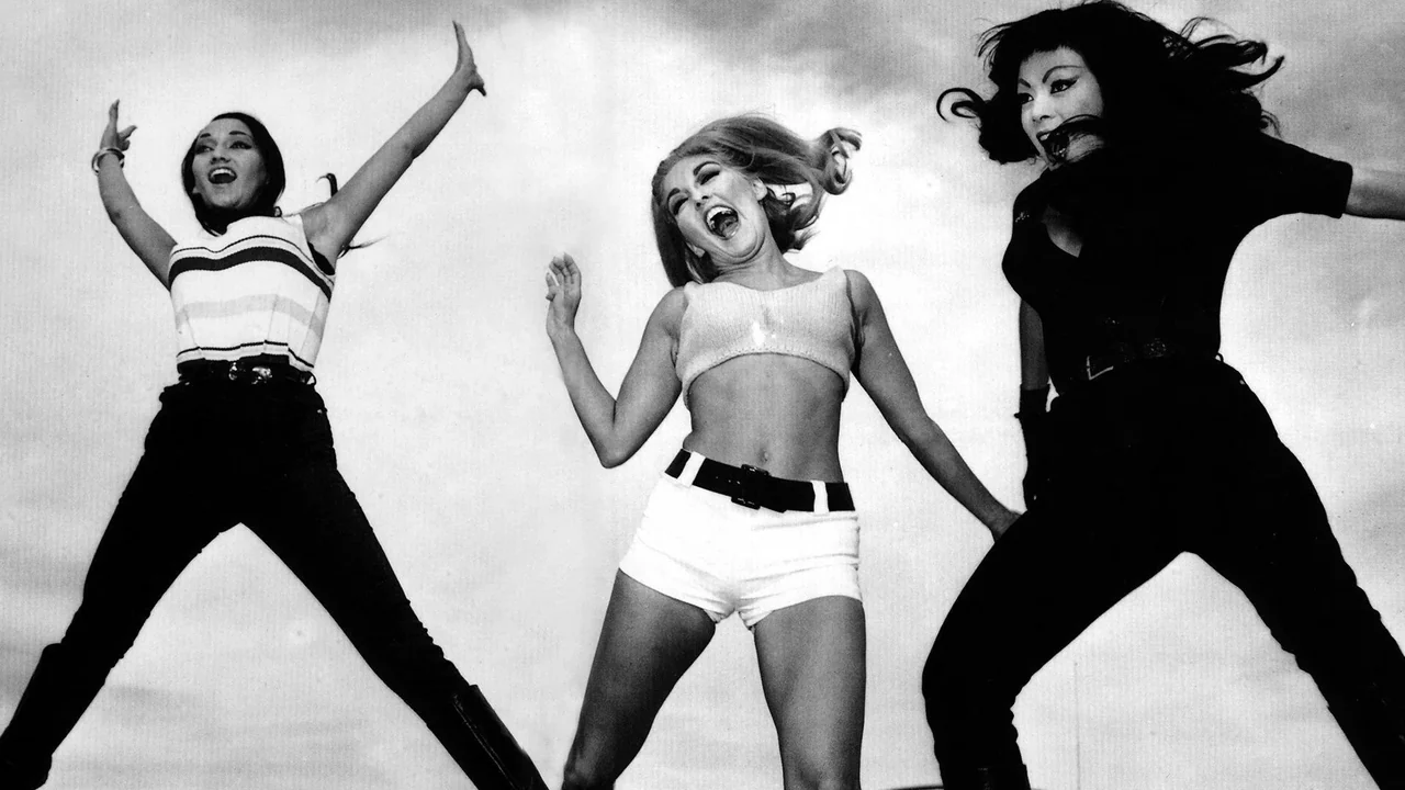 Фильм Быстрее, кошечка! Убей, убей! (1965)